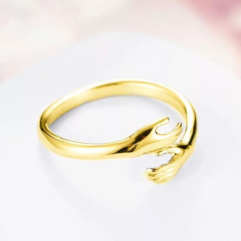 Pierścionek kolor złoty dłonie miłość na prezent
