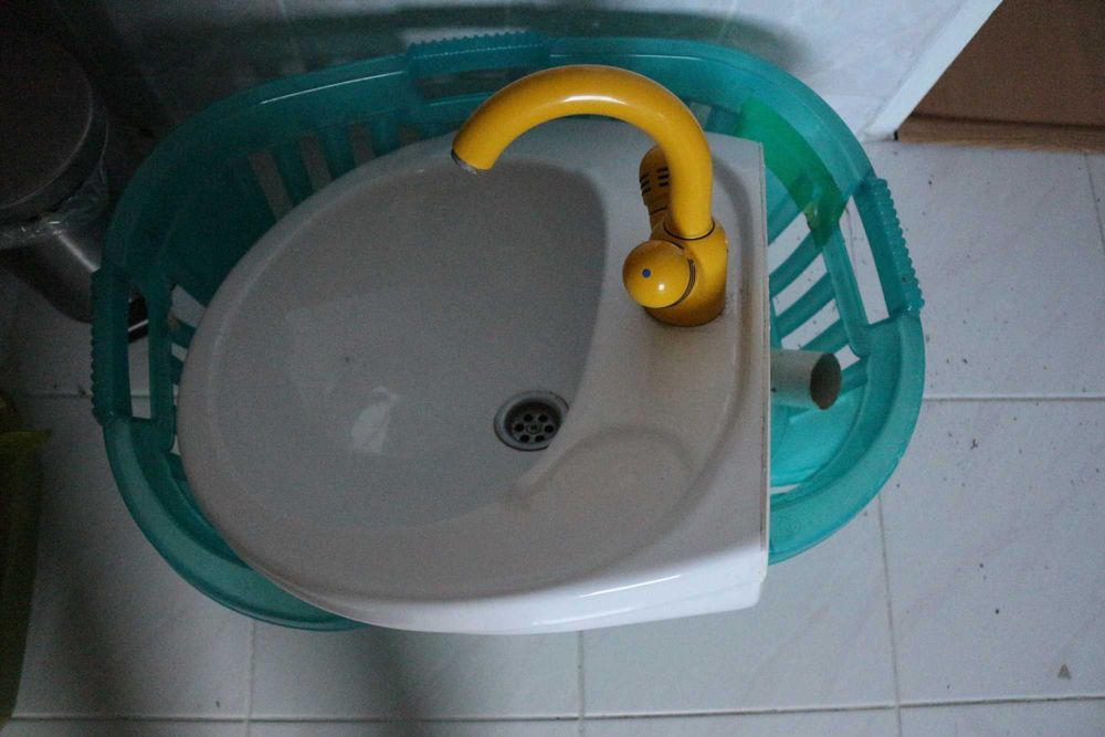 umywalka łazienkowa ceramiczna ścienna ,bateria Grohe