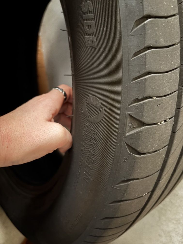 Vendo pneus michelin em bom estado 215 / 60 R17