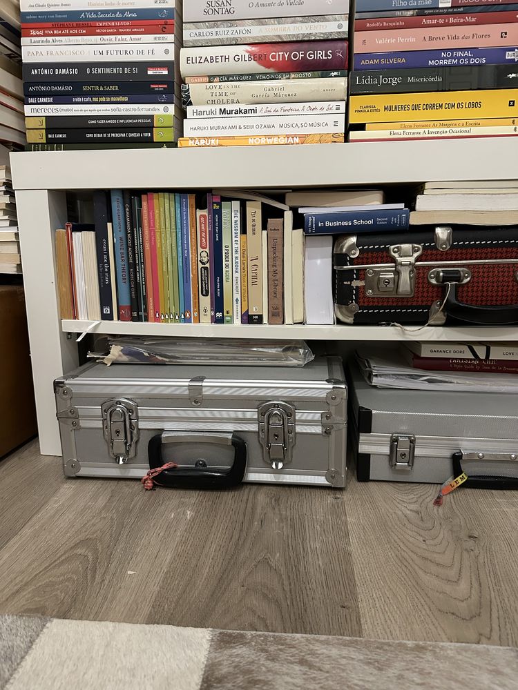 Pequeno movel IKEA  para TV ou livros etc