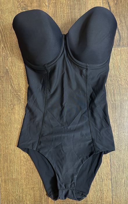 Шикарний чорний боді з глибокою чашкою