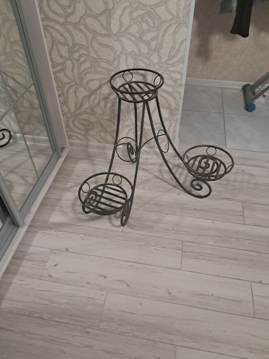 Кованая  подставка для цветов