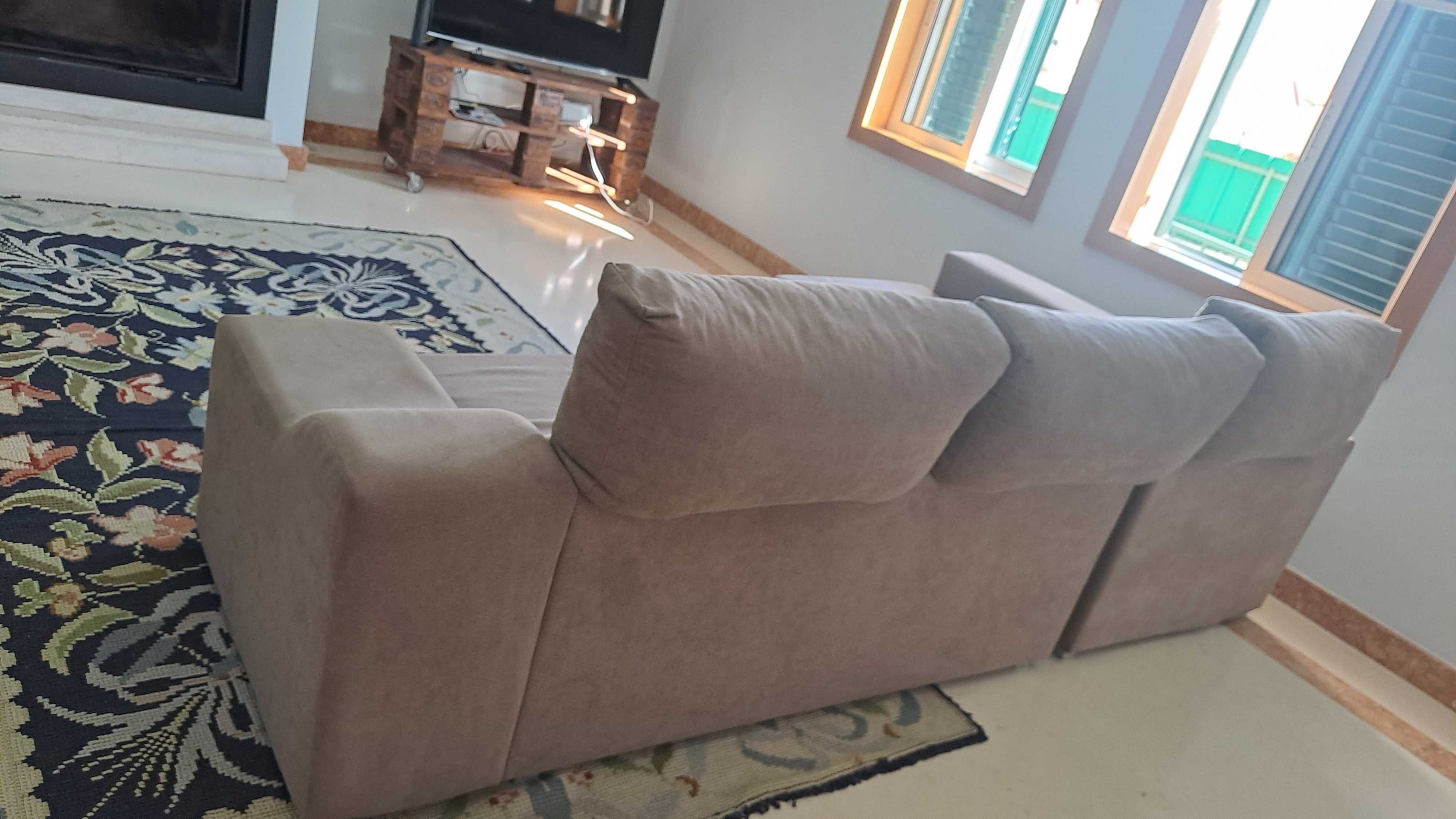 Sofá chaise longue com alçapão arrumação