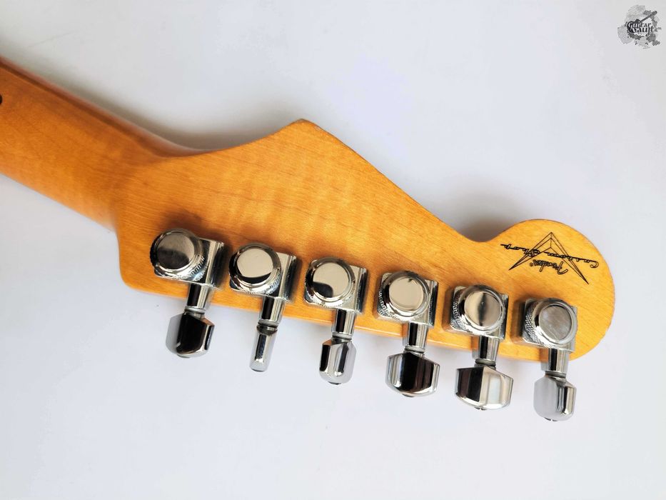 Fender Custom Shop Deluxe Ash Stratocaster® '2009 Aged Cherry Sunburst