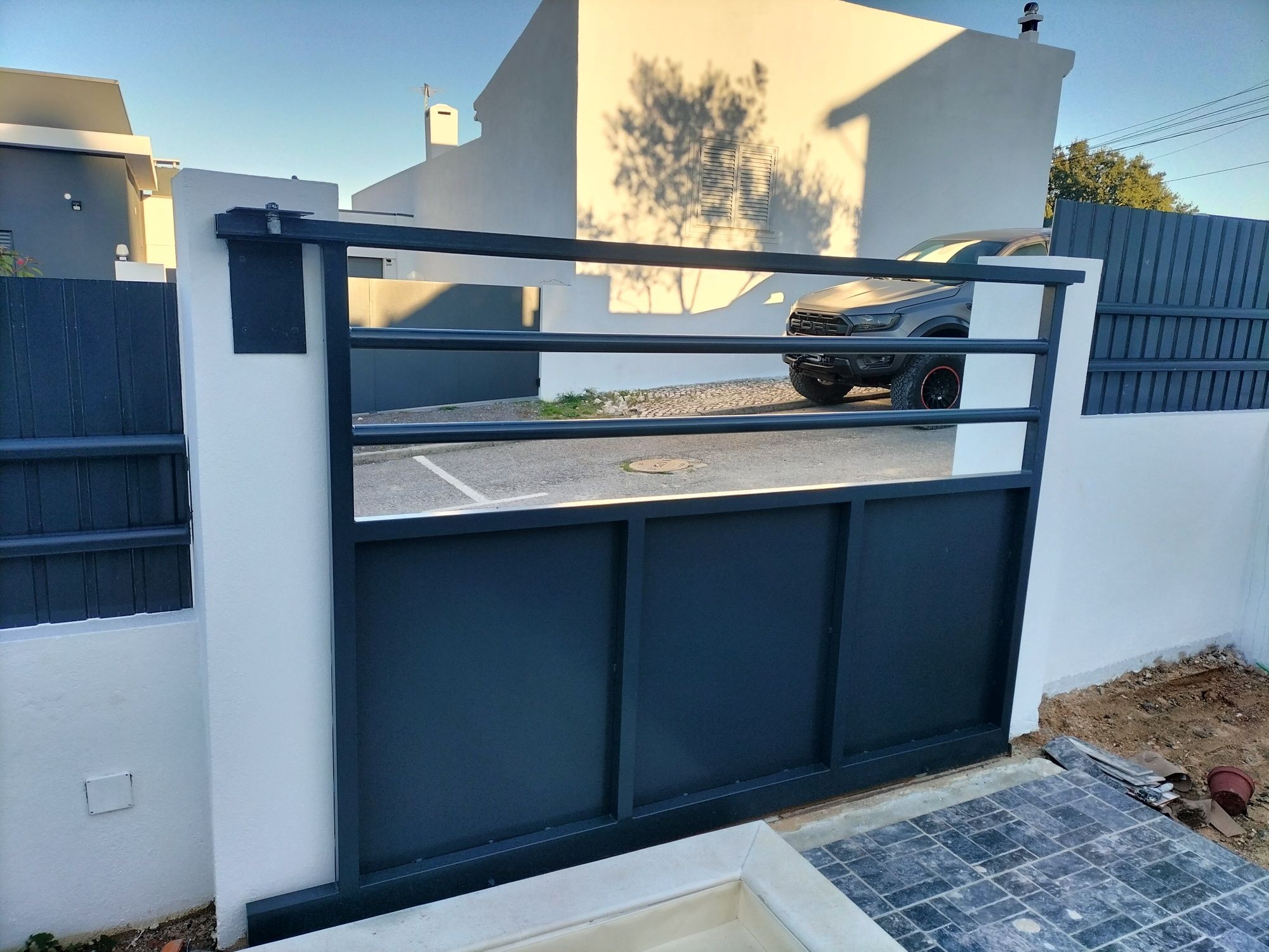 Portão exterior pintado