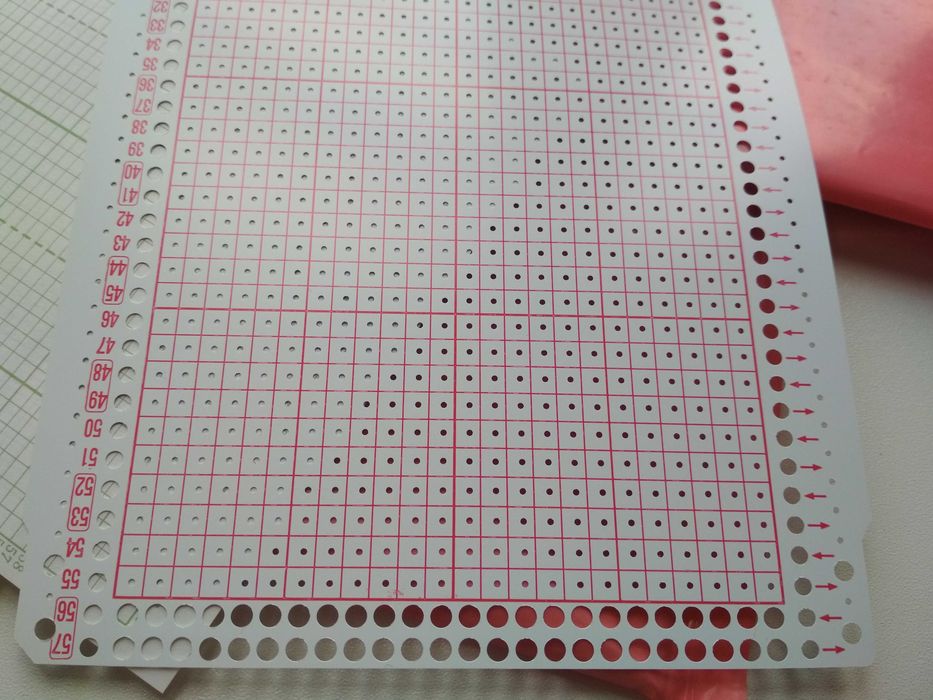 Набор  пластиковых перфокарт  для вязальных машин на 24 иглы. Япония.