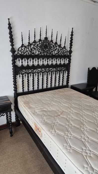 Quarto completo: cama, mesas cabeceira, cómoda e roupeiro