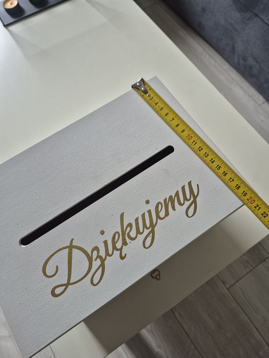 Skrzynia weselna na koperty I pamiatki. Biala drewniana.