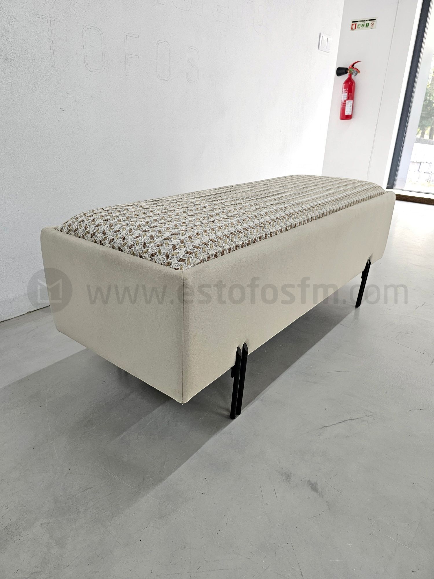 *PROMOÇÃO* Banqueta com pés em ferro