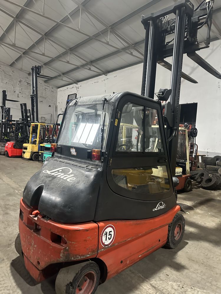 Empilhador linde eletrico de 2500 kgrs com deslocador lateral e garfos