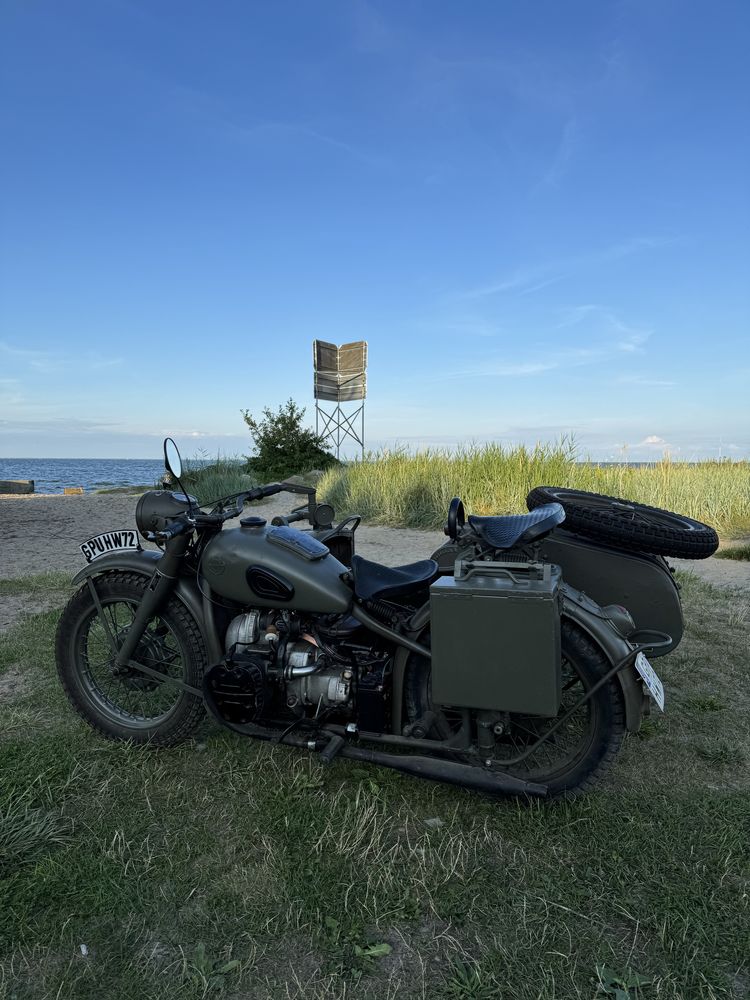 Motocykl z koszem M72 stylizowany na BMW R71