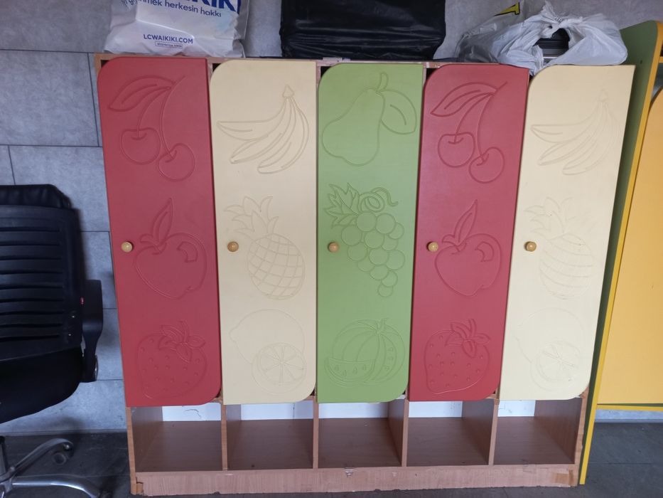 Дитяча шафа на 5 секцій з яскравими дверцятами