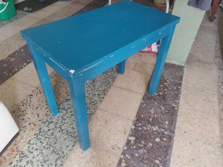 Mesa pintada de azul