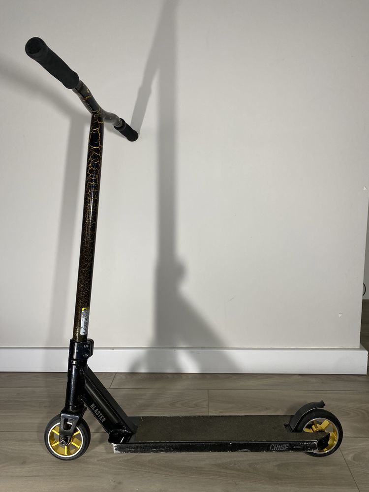 Трюкачний самокат Crisp Blaster Black/Gold