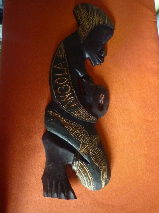Figuras Africanas trabalhadas em Madeira de Angola
