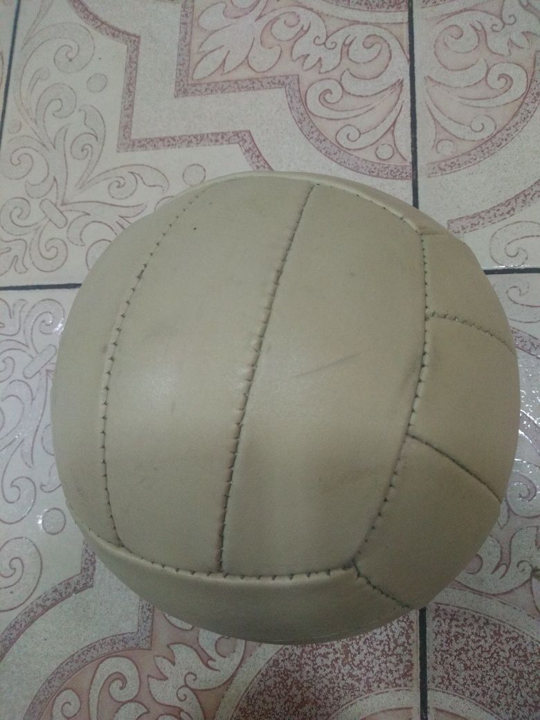 Продам волейбольный мяч 1988 года