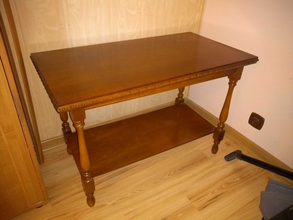 Komplet mebli z litego drewna. Profesjonalnie odnowione.