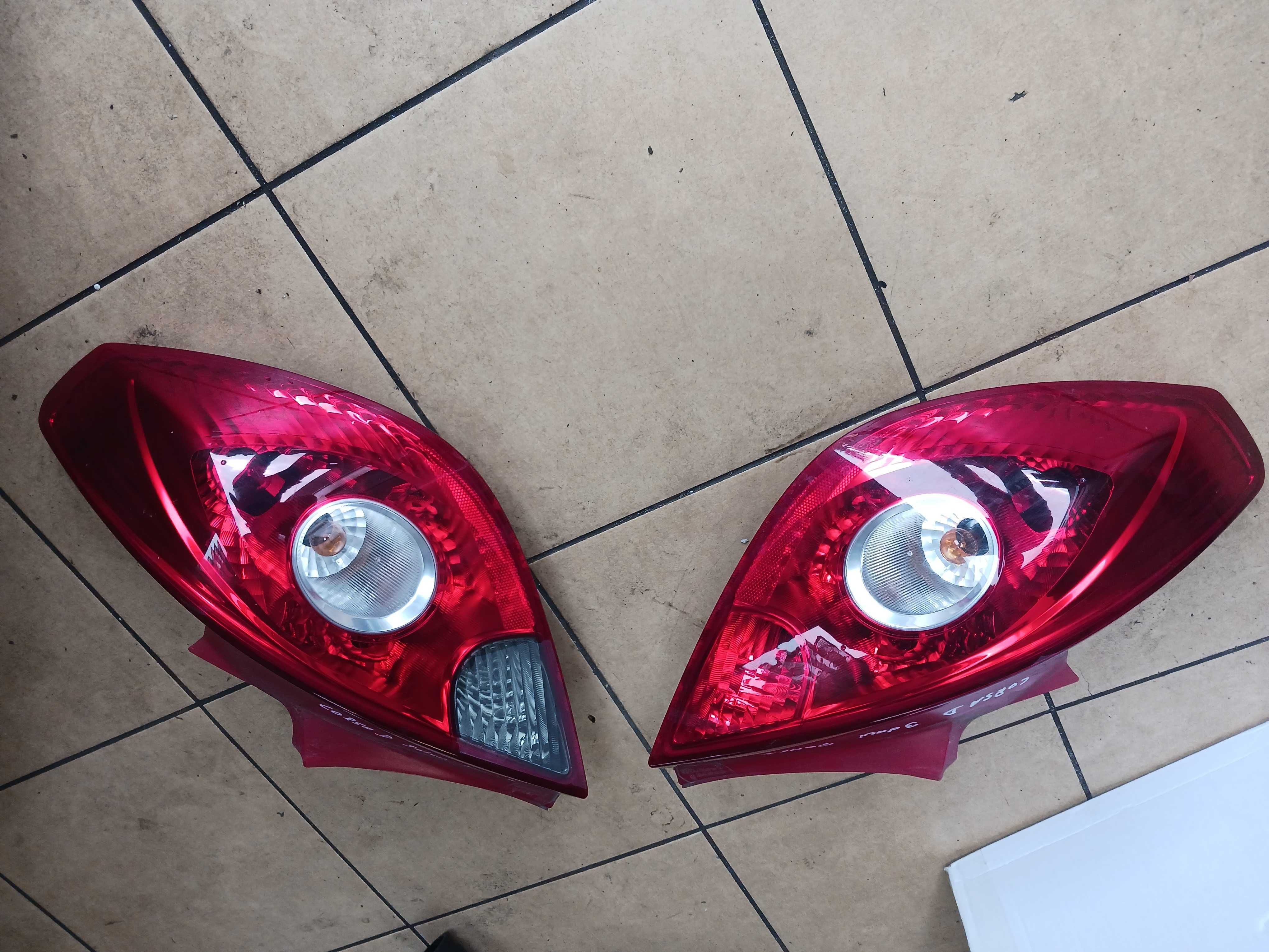 CORSA D 3 drzwi lampy tył komplet    nrr