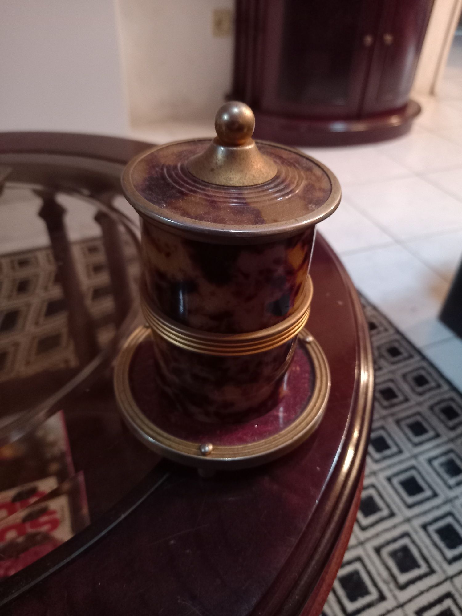 Vendo Cinzeiro e Cigarreira.