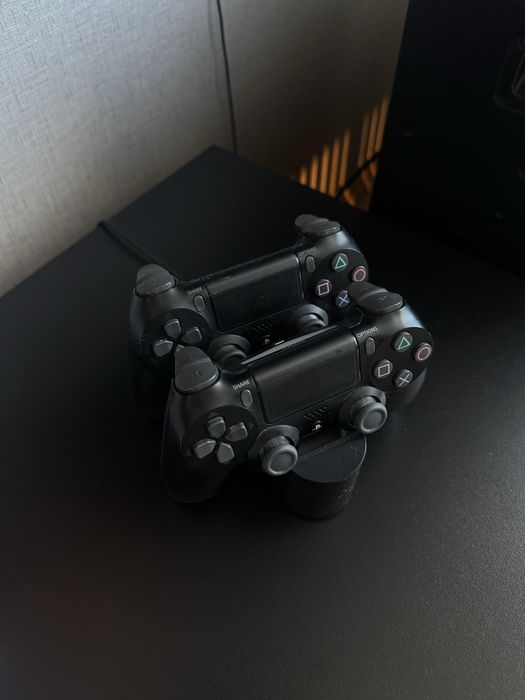 Продам Sony Playstation 4 PRO 1TB + 2 джойстика ориг + FIFA25