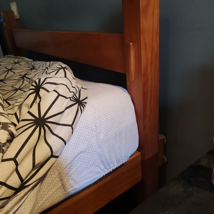 Cama de solteiro em madeira