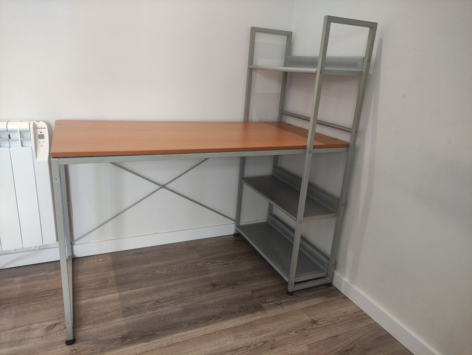 Secretária com prateleiras