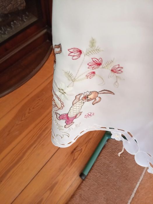 Obrus z haftem rechelieu