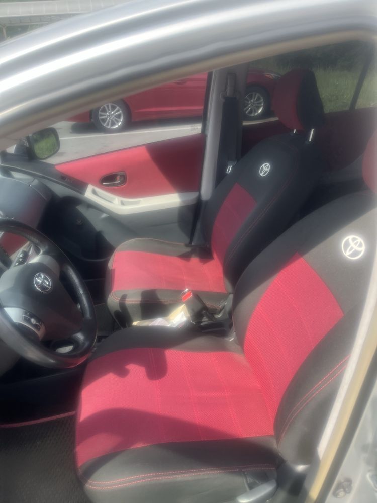 Toyota yaris 1.3 2010 года