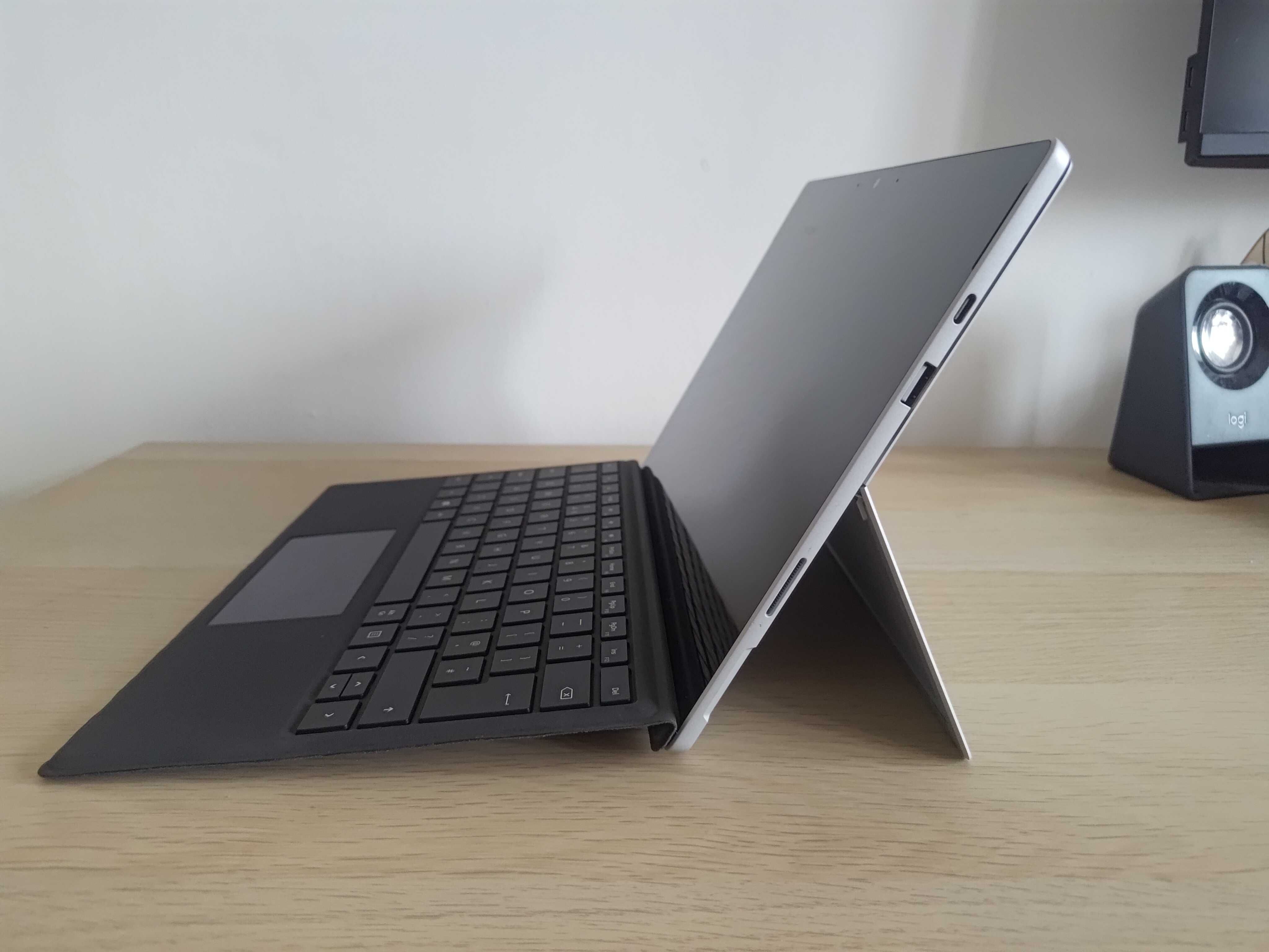 Microsoft Surface Pro 7 (Intel Core i5, 16GB RAM, 256GB) + Type Cover