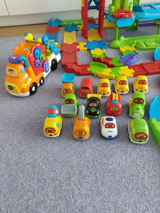 Garaż Tut Tut, rampa, 2 zestawy rozszerzające, 14 autek, transporter
