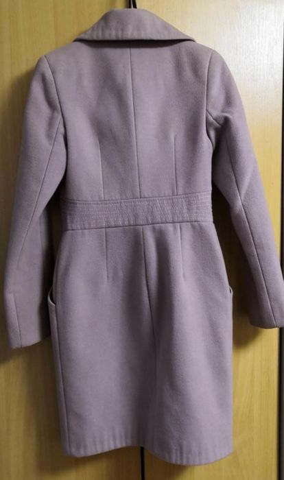 Пальто Exclusive, розмір 42.
Для дівчинки - підлітка. 
Є 2 кишеньки, п