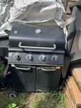 Grill gazowy stoi