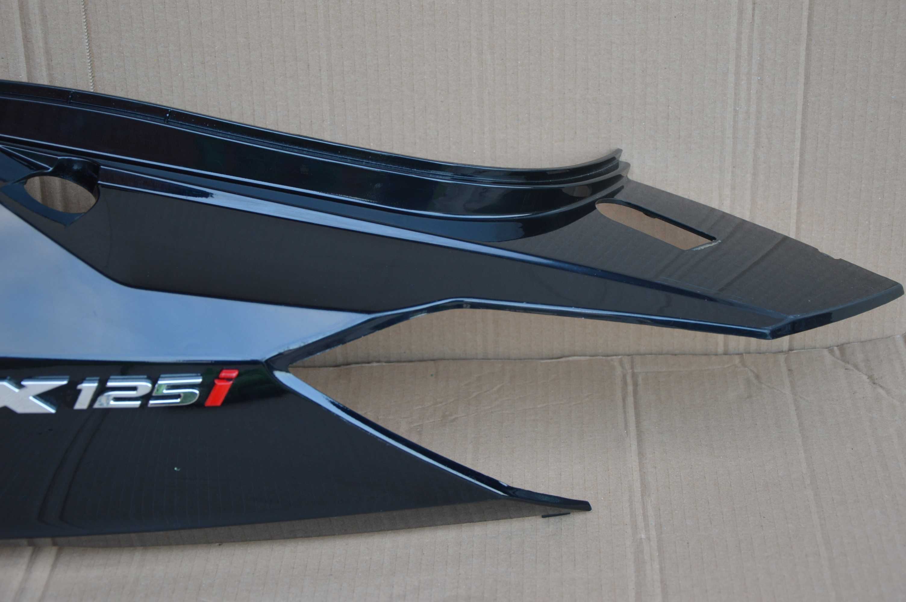 SYM gts Joymax 125 -12r OWIEWKA lewa ogon zadupek emblemat