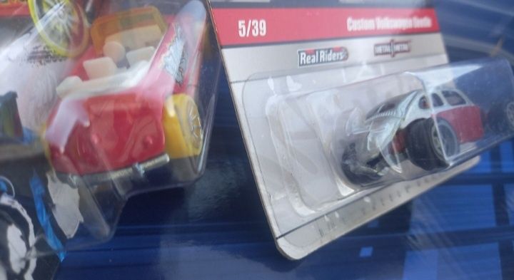 Volkswagen Beetle vs custom Beetle (rodas de borracha) hot wheels