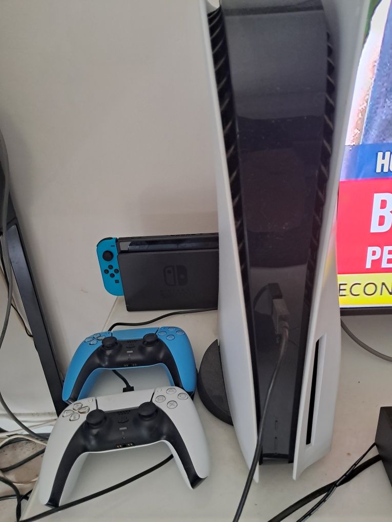 Vendo playstation 5 disco com 2 comandos  ( tenho a caixa original)
