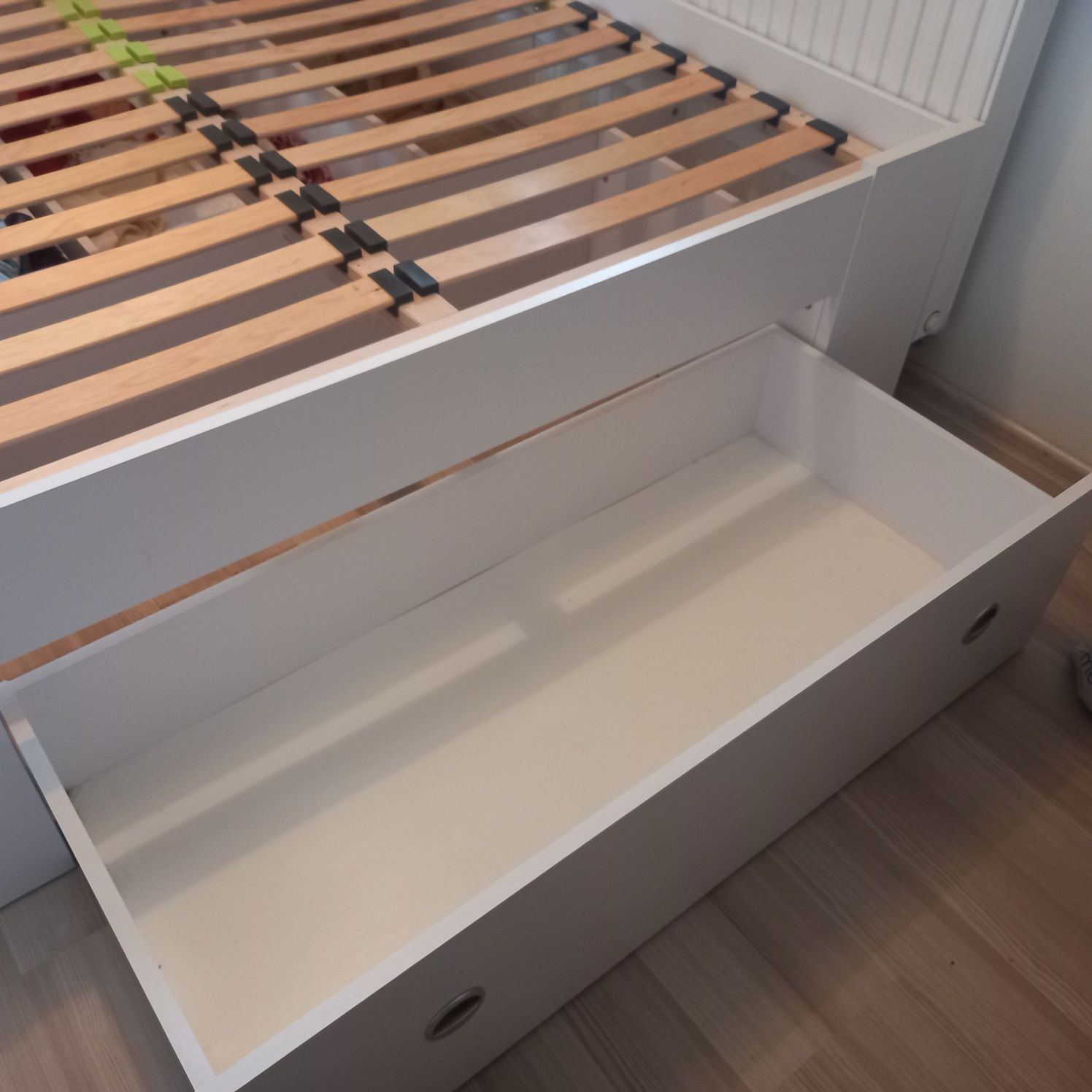Łóżko ze stelażem i szufladami