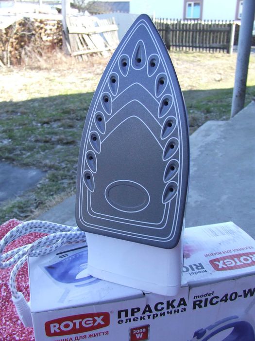 Утюг электрический с керамической подошвой Rotex RIC40-W