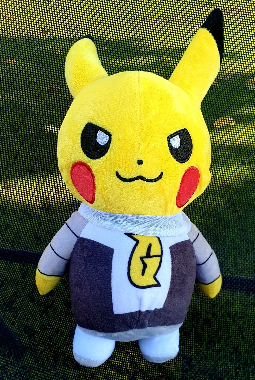 Super Pikachu w ubranku maskotka