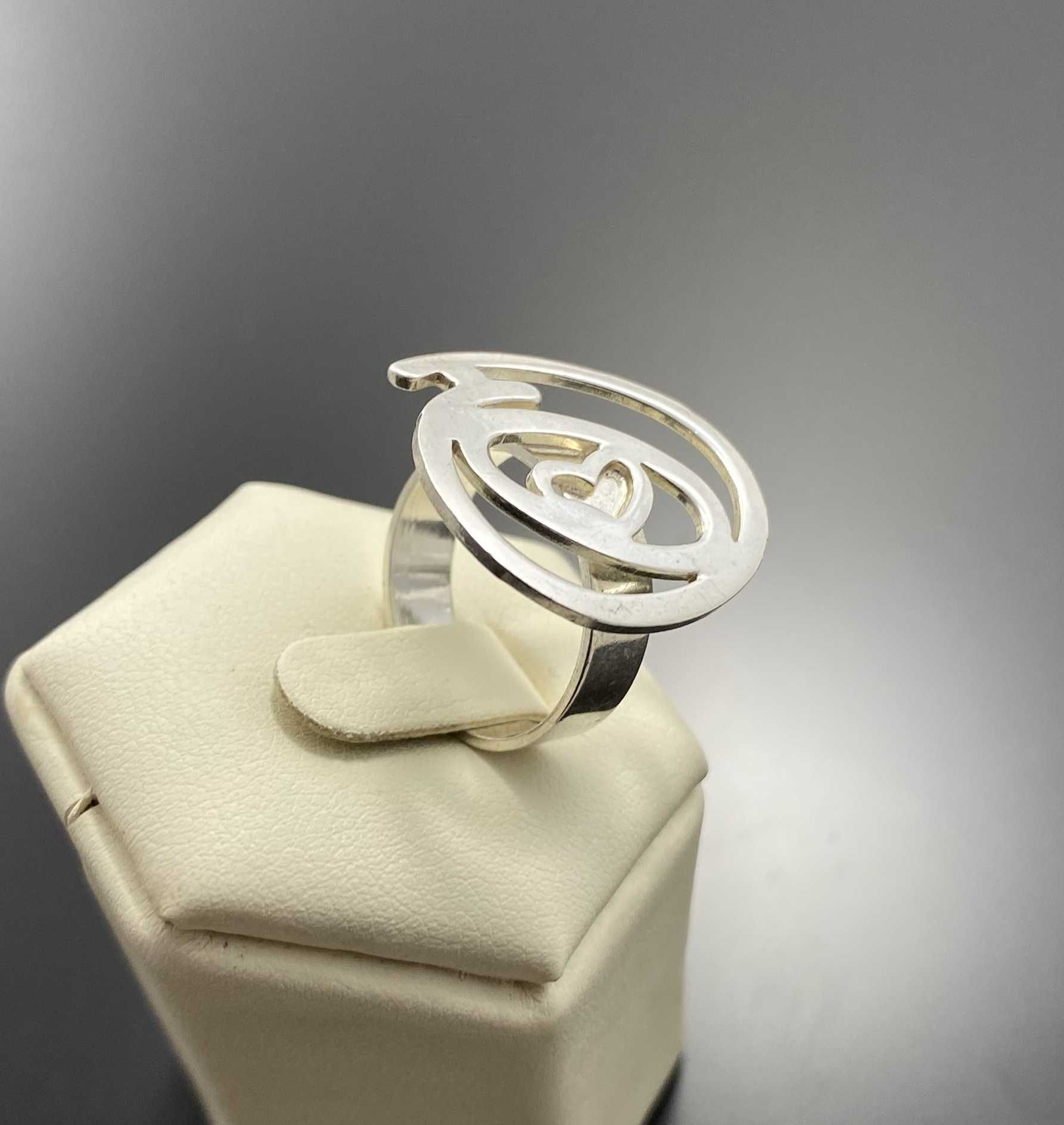 Srebrny pierścionek z ciekawą koronką Ag925
