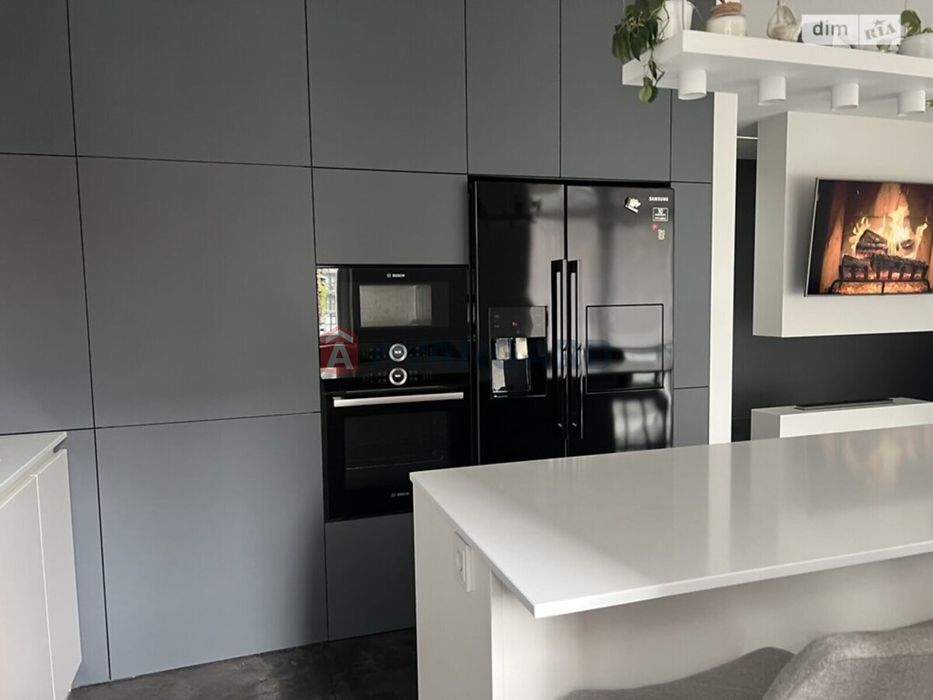 простора трьох кімнатна квартира