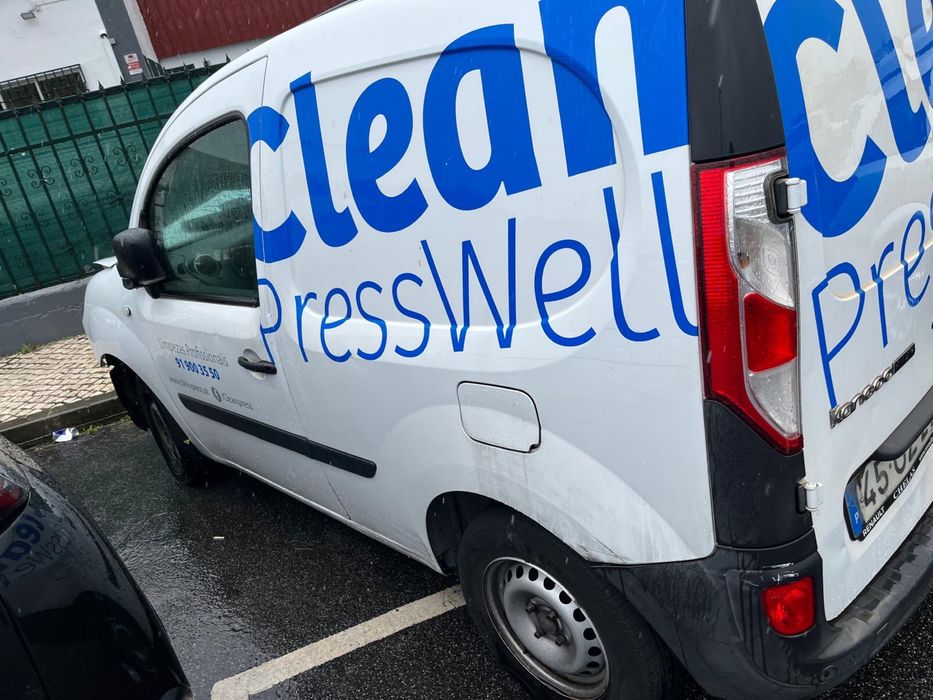 Renault kangoo acidentada