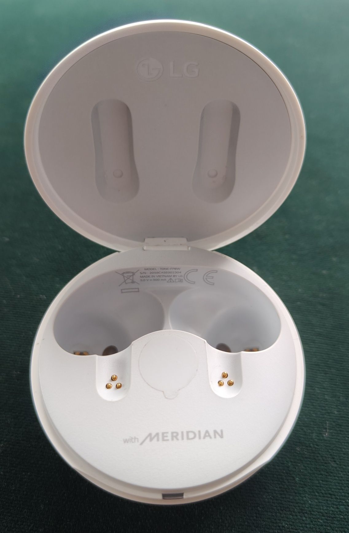 Słuchawki LG. Pudełko ładujące, etui LG Tone Free FP8 white Meridian
