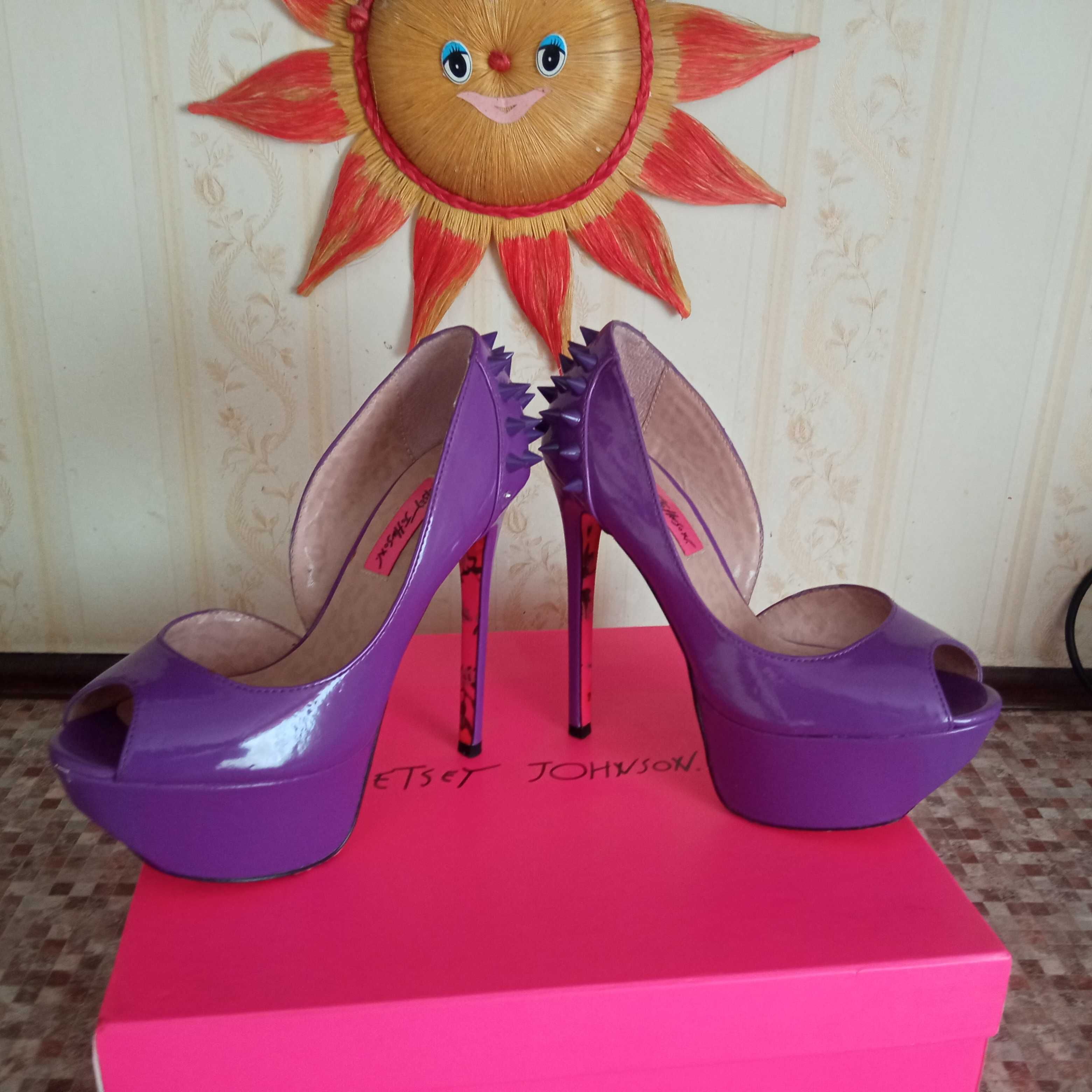 Жіночі туфлі на високому каблуці Betsey Johnson