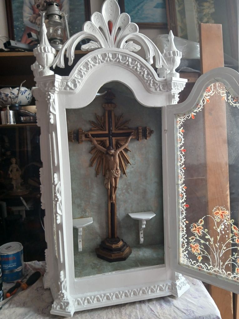 Oratório  antigo com crucifixo e imagem em madeira com luz
