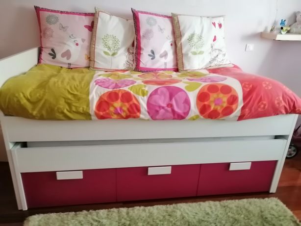 Cama compacta rosa e branca, com cama deslizável oculta, da Conforama
