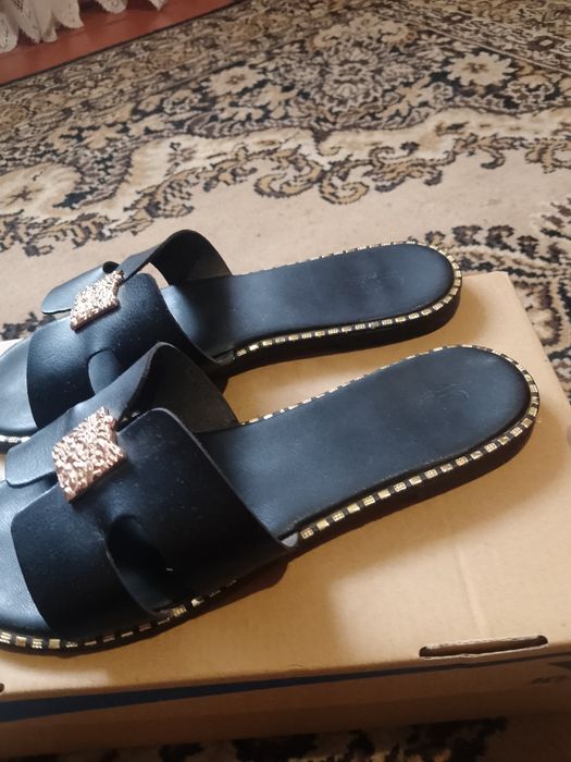 Шкіряні шльопанці