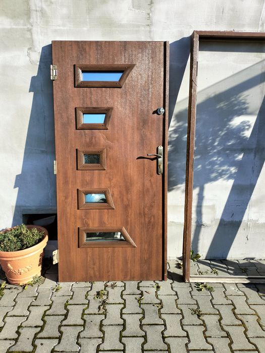 Drzwi zewnętrzne wejściowe antywłamaniowe metalowe z nowymi zamkami