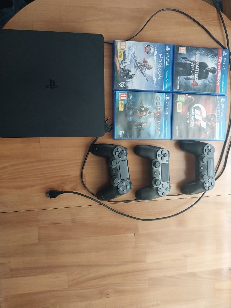 Продам приставку Sony PlayStation 4 SLIM