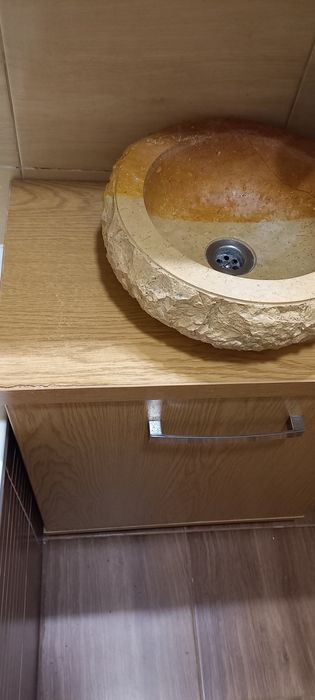 Kamienna kamień umywalka miska bateria i półka