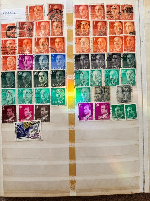 Альбомы с марками всего мира